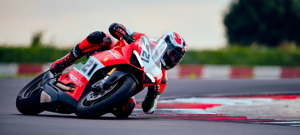 Troy-bayliss-Performance-Ciclistica-01-Banner-Full-1330x600.webp